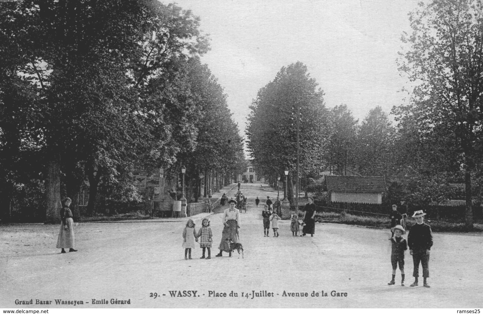 (83) CPA Wassy   Place Du 14 Juillet Avenue De La Gare    (bon Etat) - Wassy