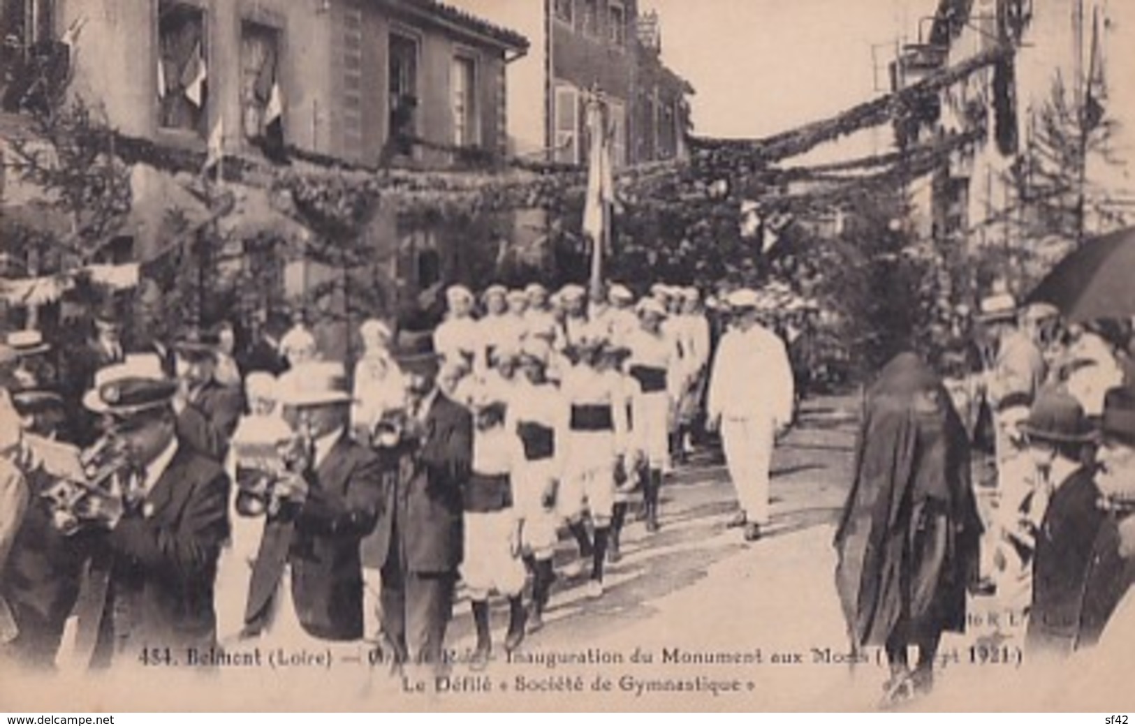 BELMONT       GRANDER RUE. INAUGURATION DU MONUMENT AUX MORTS.  LE DEFILE  SOCIETE DE GYMNASTIQUE - Belmont De La Loire