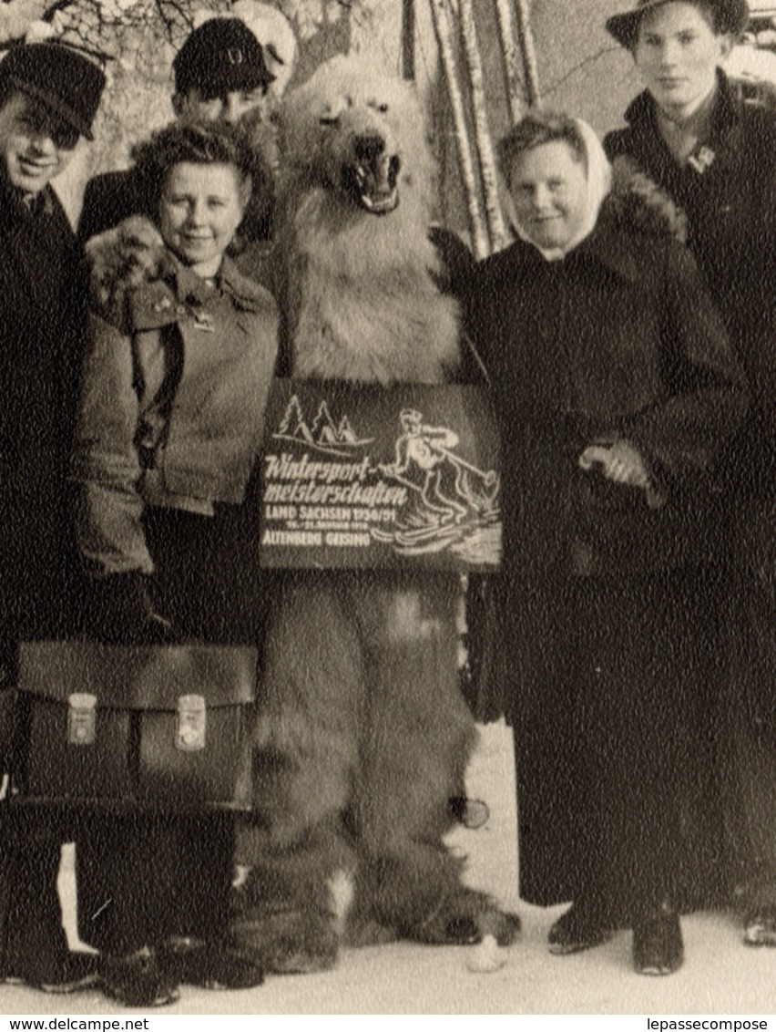 INEDIT ALTENBERG GEISING - UN GROUPE ET UN OURS LORS DU WINTERSPORT MEISTERSCHAFTEN 1950 1951 - HOMME DEGUISE BÄR BAREN - Autres & Non Classés