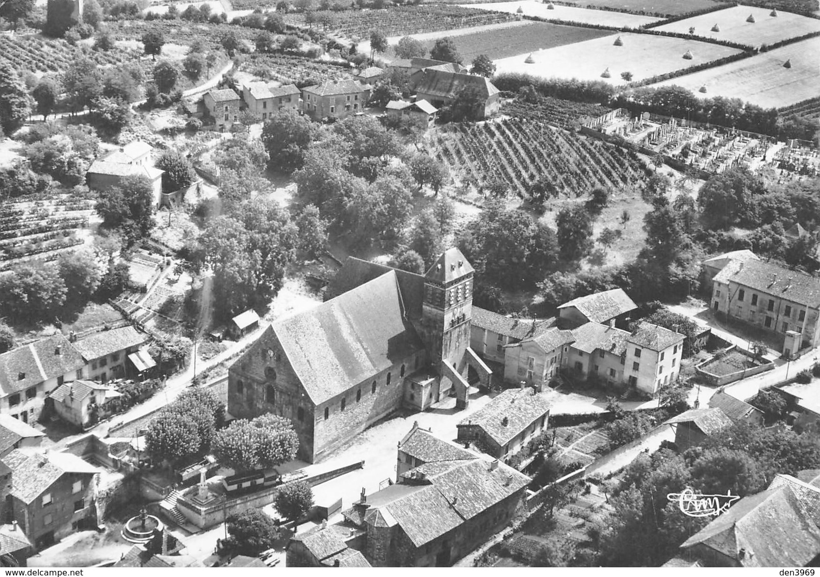 Saint-Chef - Au Centre L'Eglise Romane Du Xe Siècle - Saint-Chef