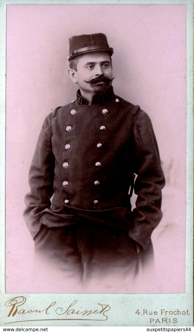 CDV & Tirage Photo Albuminé Collé Sur Carton Poilu Soldat Français De Paris En Uniforme Vers 1900/10 Raoul Saisset - Guerra, Militari