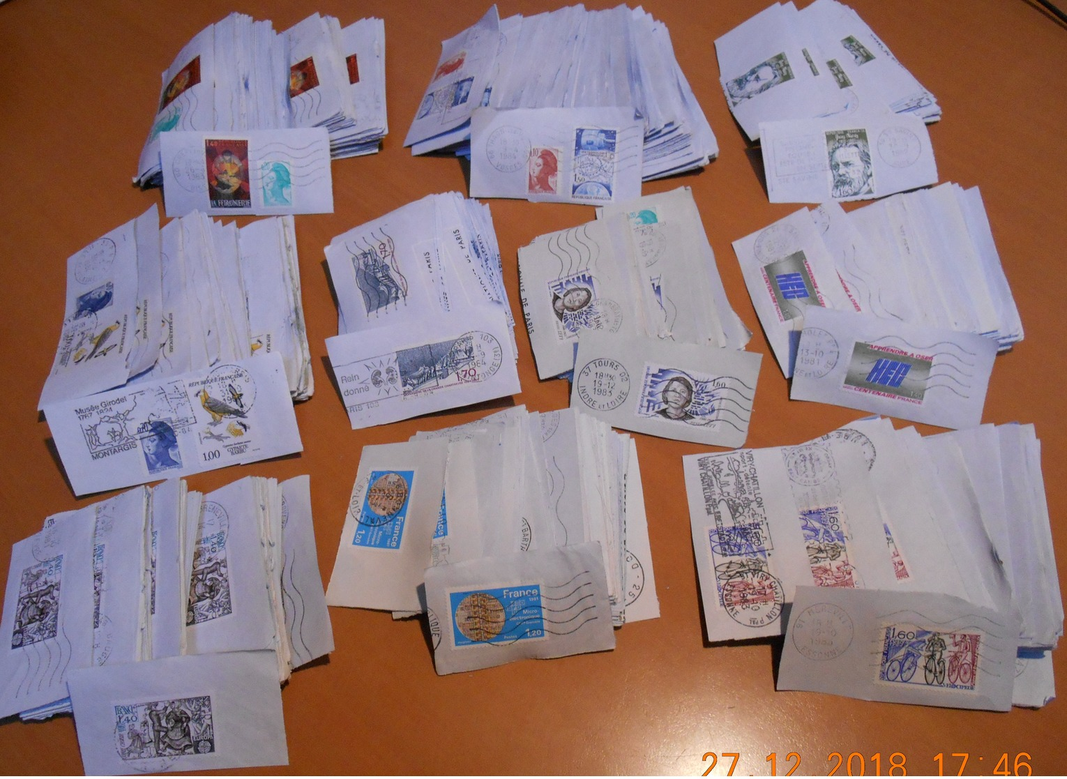 PHILATELIE - TRES GROS LOT DE TIMBRES OBLITERES EN BOTTES - 19 SORTES DE TIMBRES - Boites A Timbres