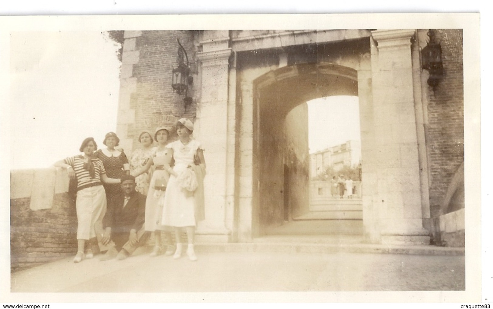 MONACO -5 FEMMES ET UN HOMME DEVANT LA .PORTE DE LA PRINCIPAUTE   PHOTO ANIMEE SEPIA 1934 - Lieux