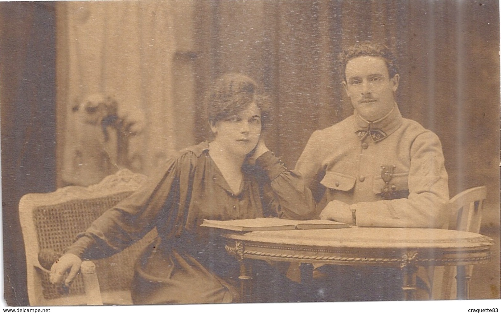 MILITAIRE Du 43  MEDAILLE ATTABLE AVEC UNE JEUNE FEMME  PHOTO SEPIA - Guerre, Militaire