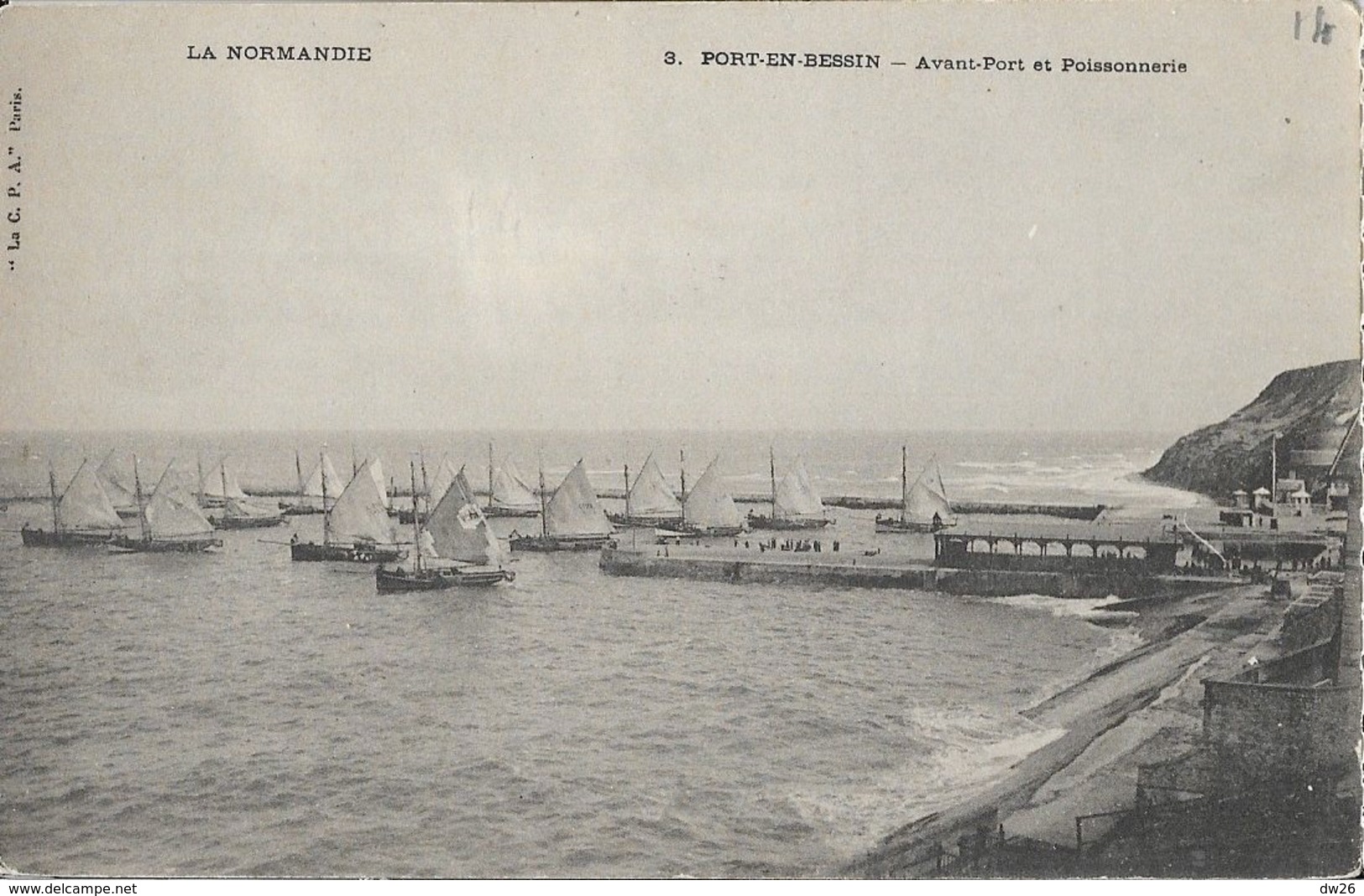 Port-en-bessin (Calvados) Avant-Port Et Poissonnerie, Barques De Pêche à Voile, Carte La C.P.A. Dos Simple, Non Circulée - Port-en-Bessin-Huppain