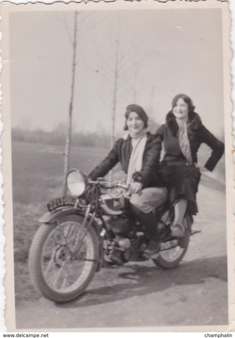 Photographie Originale - 2 Femmes Sur Moto De Marque Terrot - Motocyclette - Autres & Non Classés