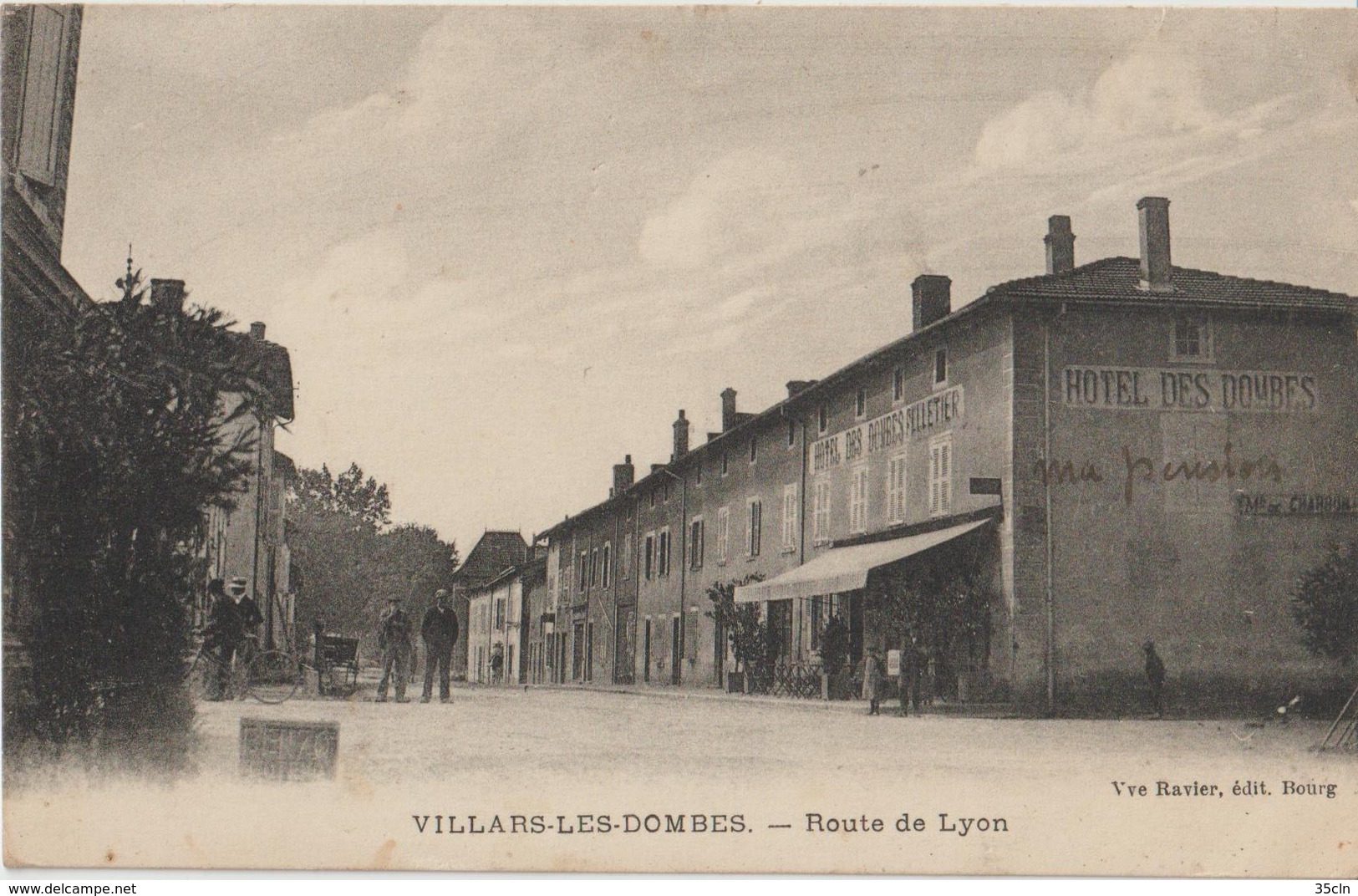 VILLARS LES DOMBES - Route De Lyon - Hotel Des Dombes - Personnages. Carte Envoyée De La Gendarmerie Par J. Destaing. - Villars-les-Dombes