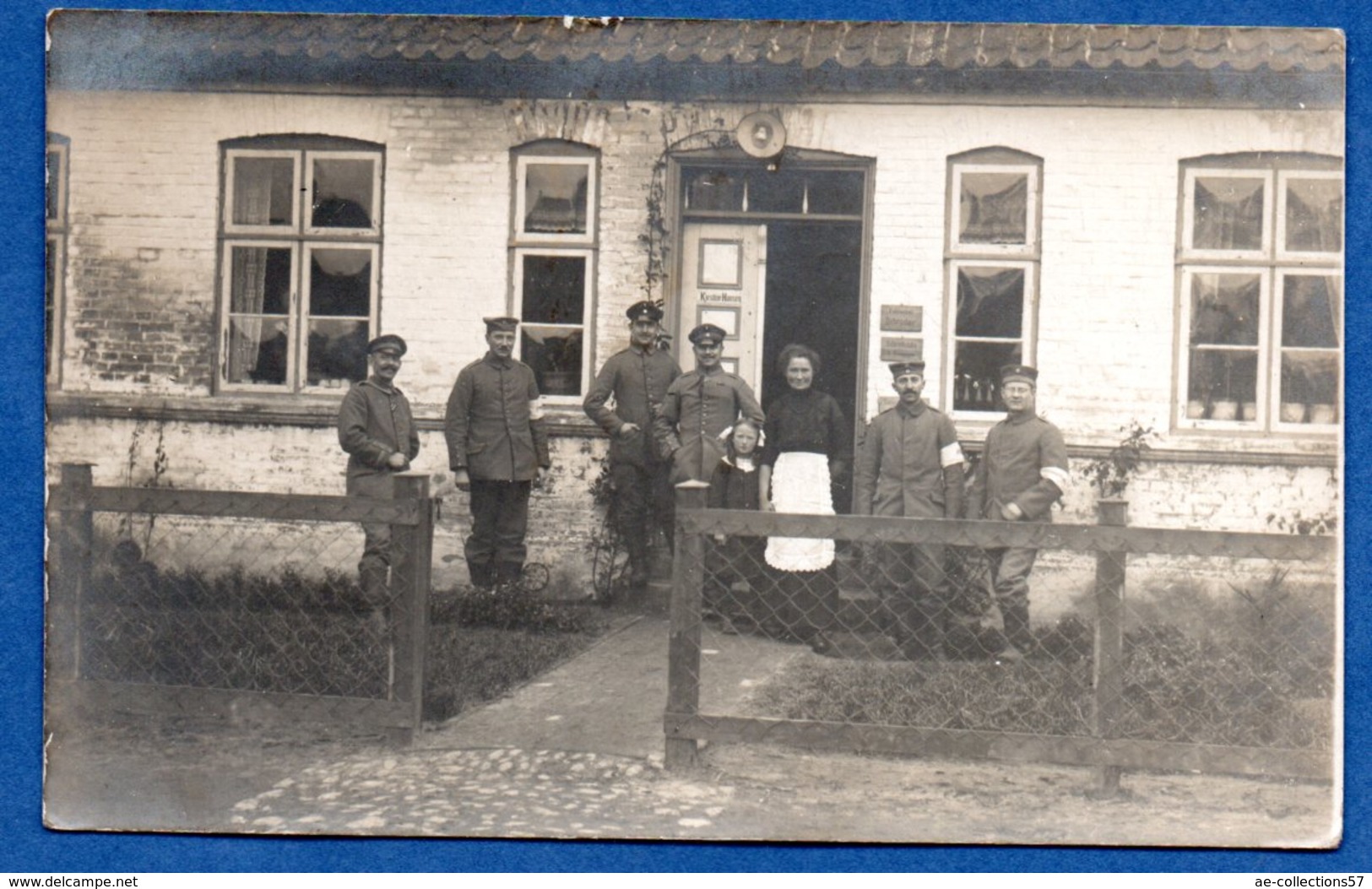 Carte Photo -- Soldats Allemands (infirmiers ) Devant Un Batiment  1916 - War 1914-18