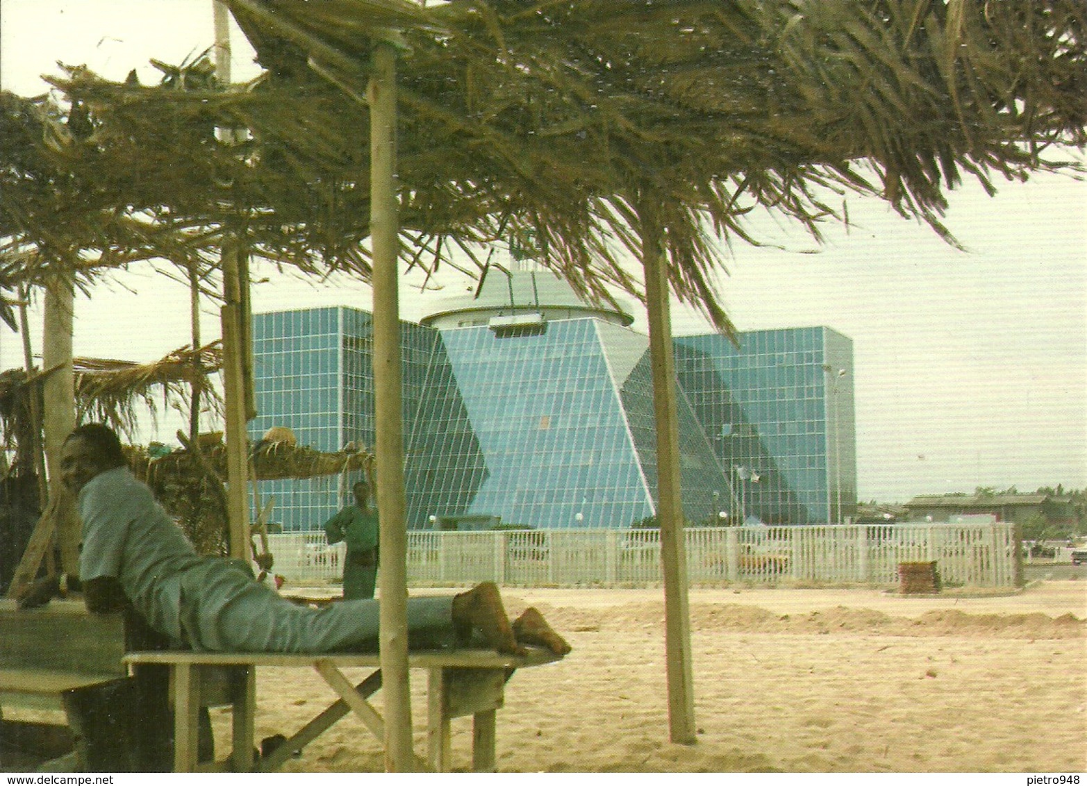 Lagos (Nigeria) Two Kinds Of Building (Bank Building At Bar Beach) - Nigeria