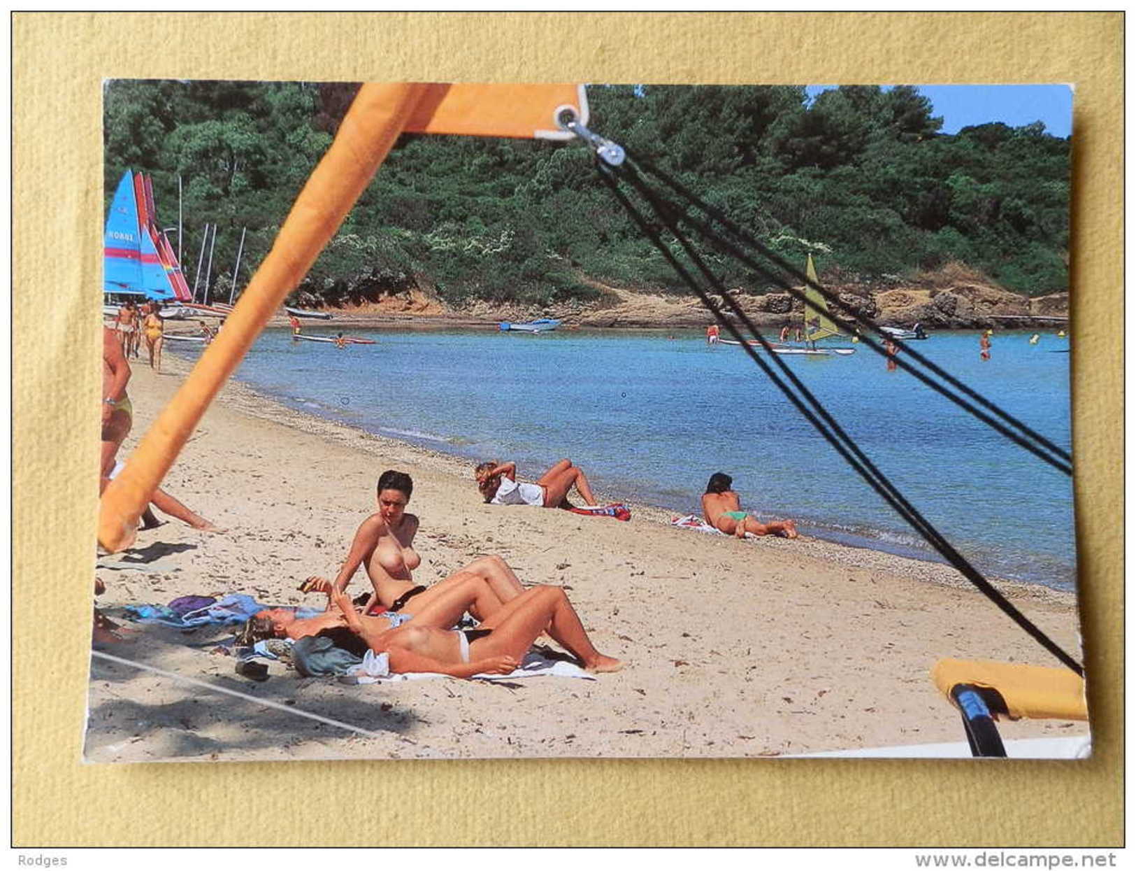 Dep 83 , Cpm ILE DE PORQUEROLLES , Plage De La Courtade , 1288.83075 (femmes Aux Seins Nus) (147)Recto/Verso - Porquerolles