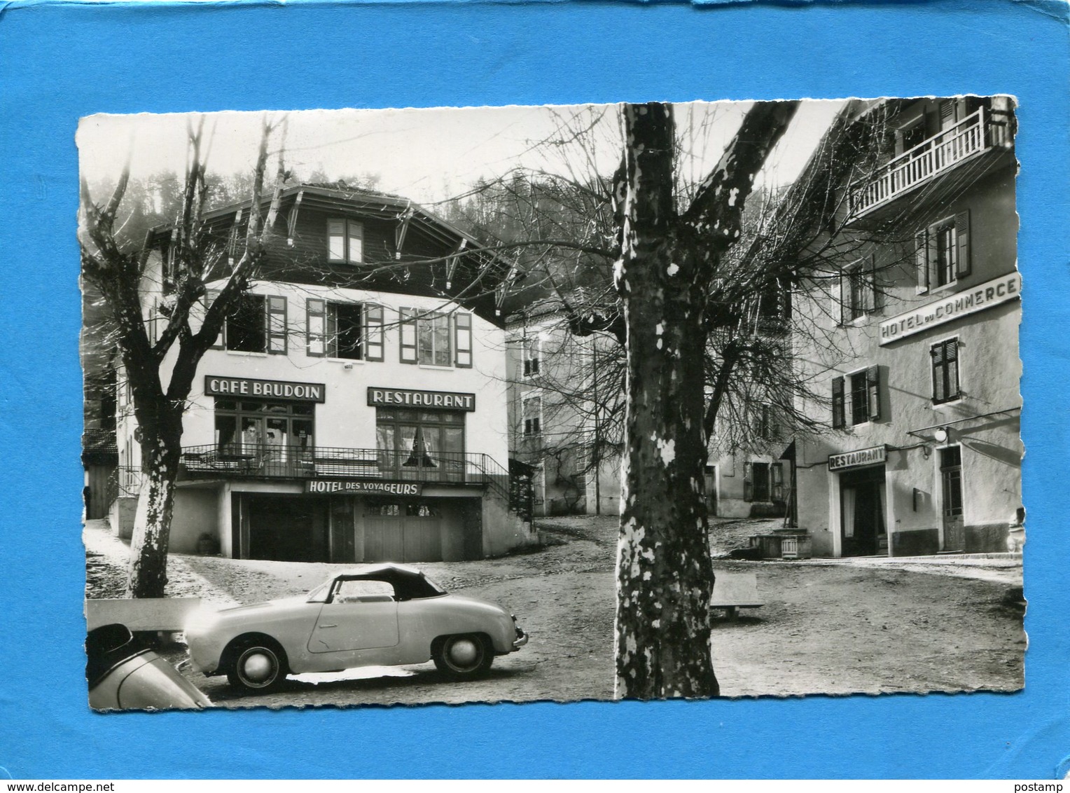 Saint Martin En Vercors-gros Plans Des Hotels Sur La Place+*dyna Panhard PL17 Garée - Autres & Non Classés