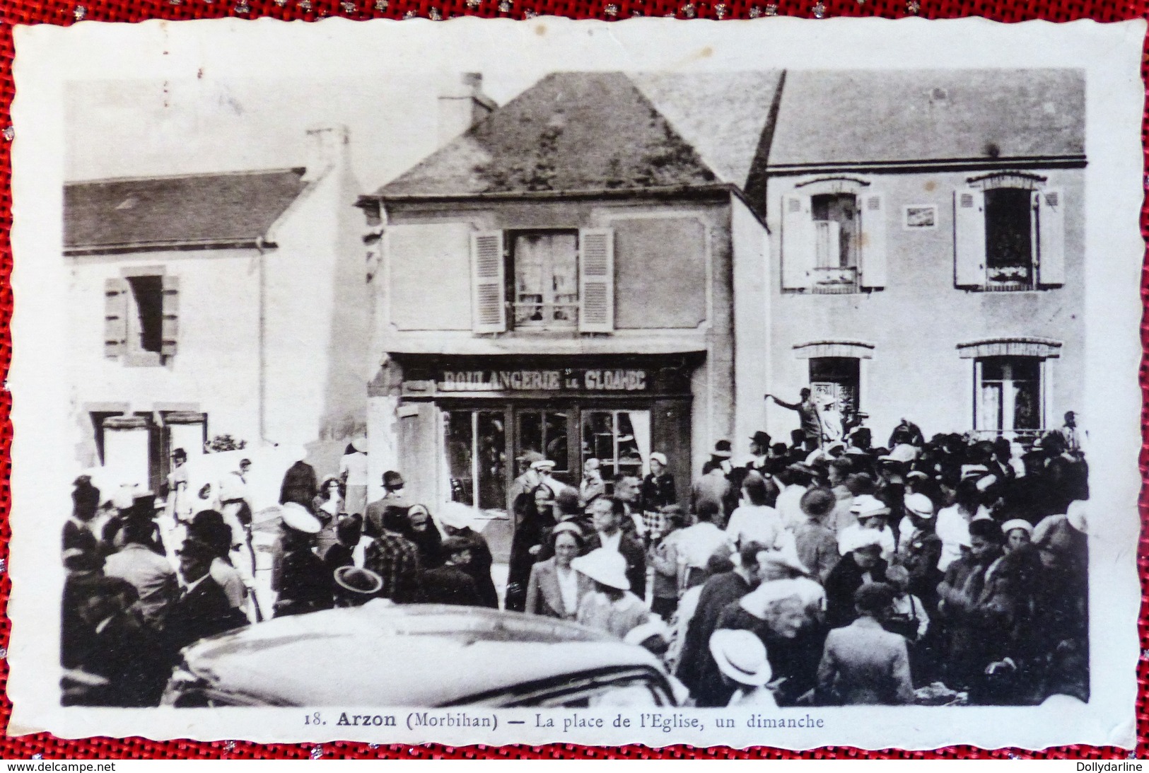 CPA ARZON La Place De L Eglise Un Dimanche BOULANGERIE Le GLOADEC Morbihan 56  Trés Animée Commerce - Arzon