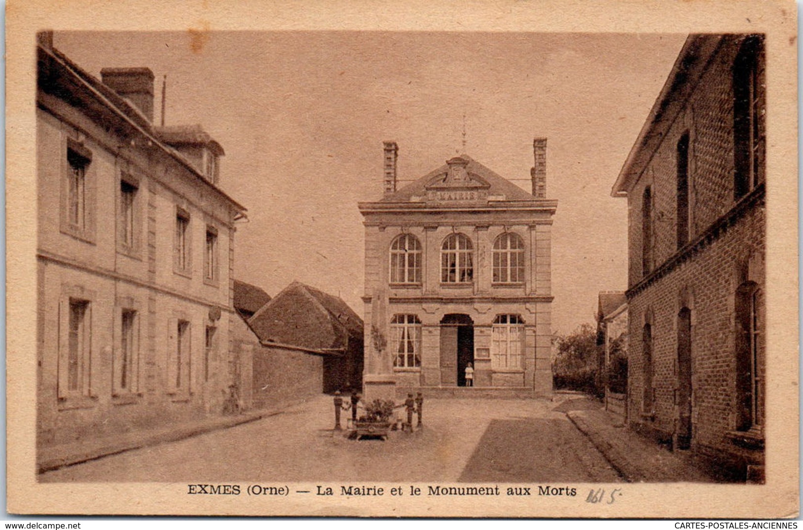 61 EXMES - Le Monument Aux Morts Et La Mairie - Exmes