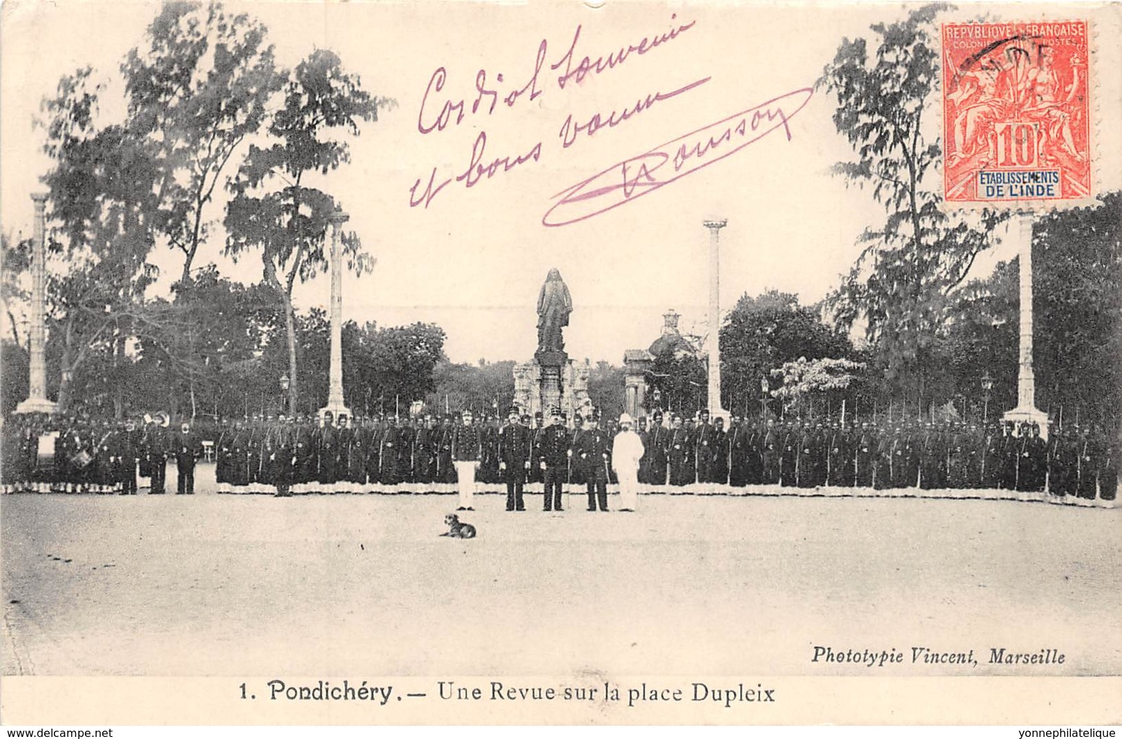 Inde Française - Divers / 51 - Pondichery - Une Revue Sur La Place Dupleix - India