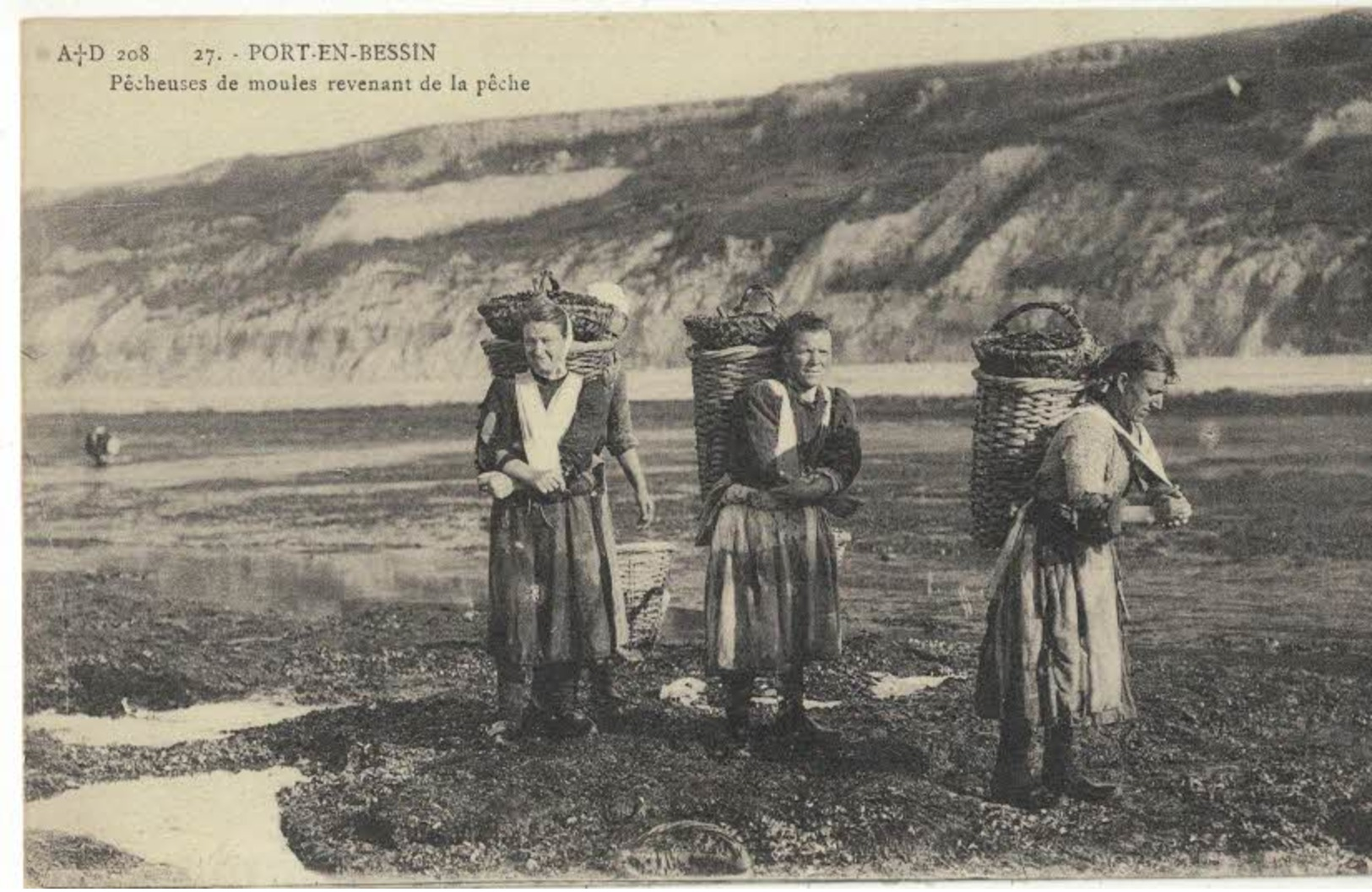 PORT-EN-BESSIN       - Pêcheuses De Moules Revenant De La Pêche - Port-en-Bessin-Huppain