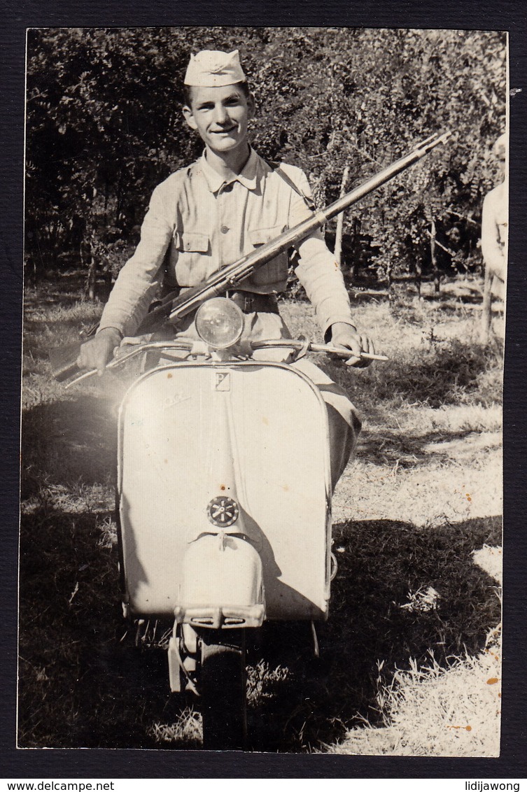 VESPA - SOLDIER With RIFLE - PARTISAN SCOOTER MOTORBIKE - PHOTO 12 X 8 Cm (not Postcard) (see Sales Conditions) - Motorräder