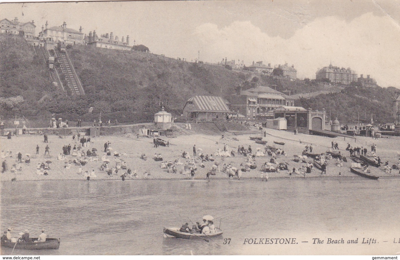 FOLKESTONE - THE BEACH AND LIFTS. LL 37 - Folkestone