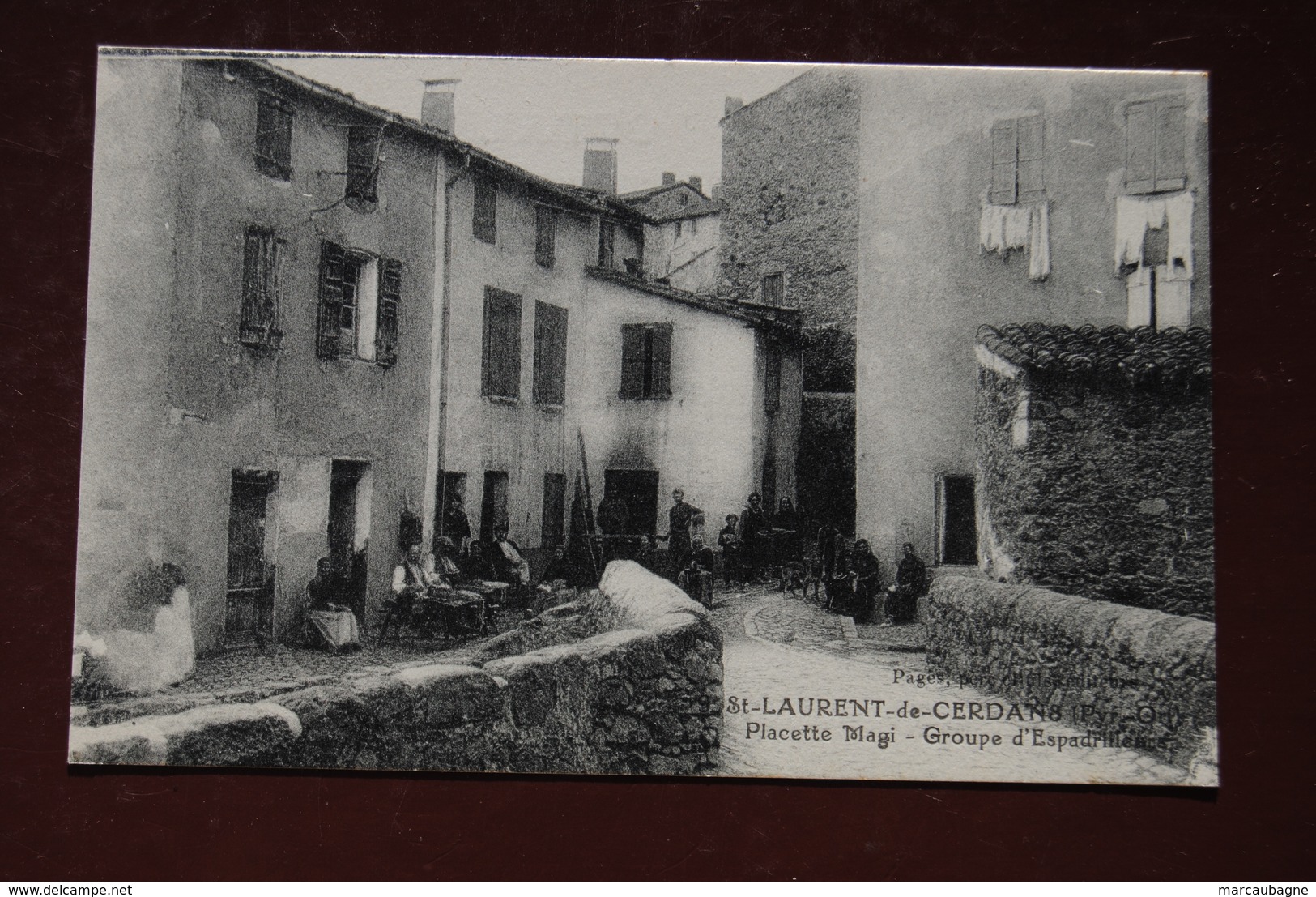 Saint Laurent De Cerdans   ( Pyrénées - Orientales ) Placette Magi Groupe D'Espadrilles - Autres & Non Classés