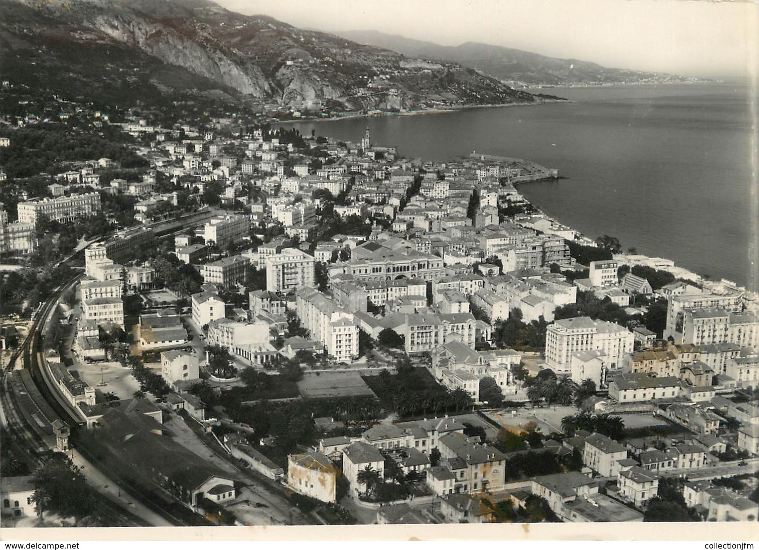 / CPSM FRANCE 06 "Menton, Vue Générale Et Au Loin, La Riviera Italienne" - Menton