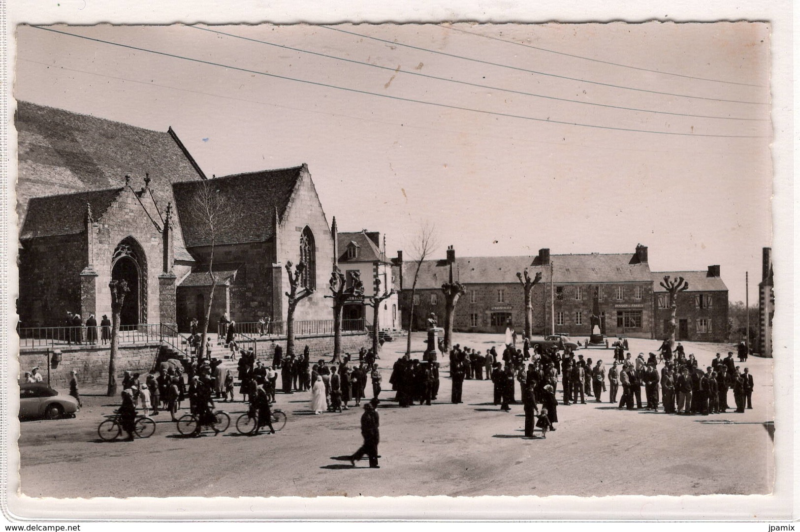 CPSM Petit Format : Plouaret , Sortie De Messe - Plouaret