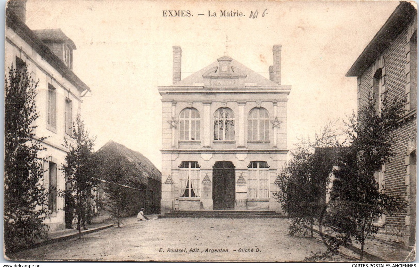 61 EXMES - Vue D'ensemble De La Mairie - Exmes