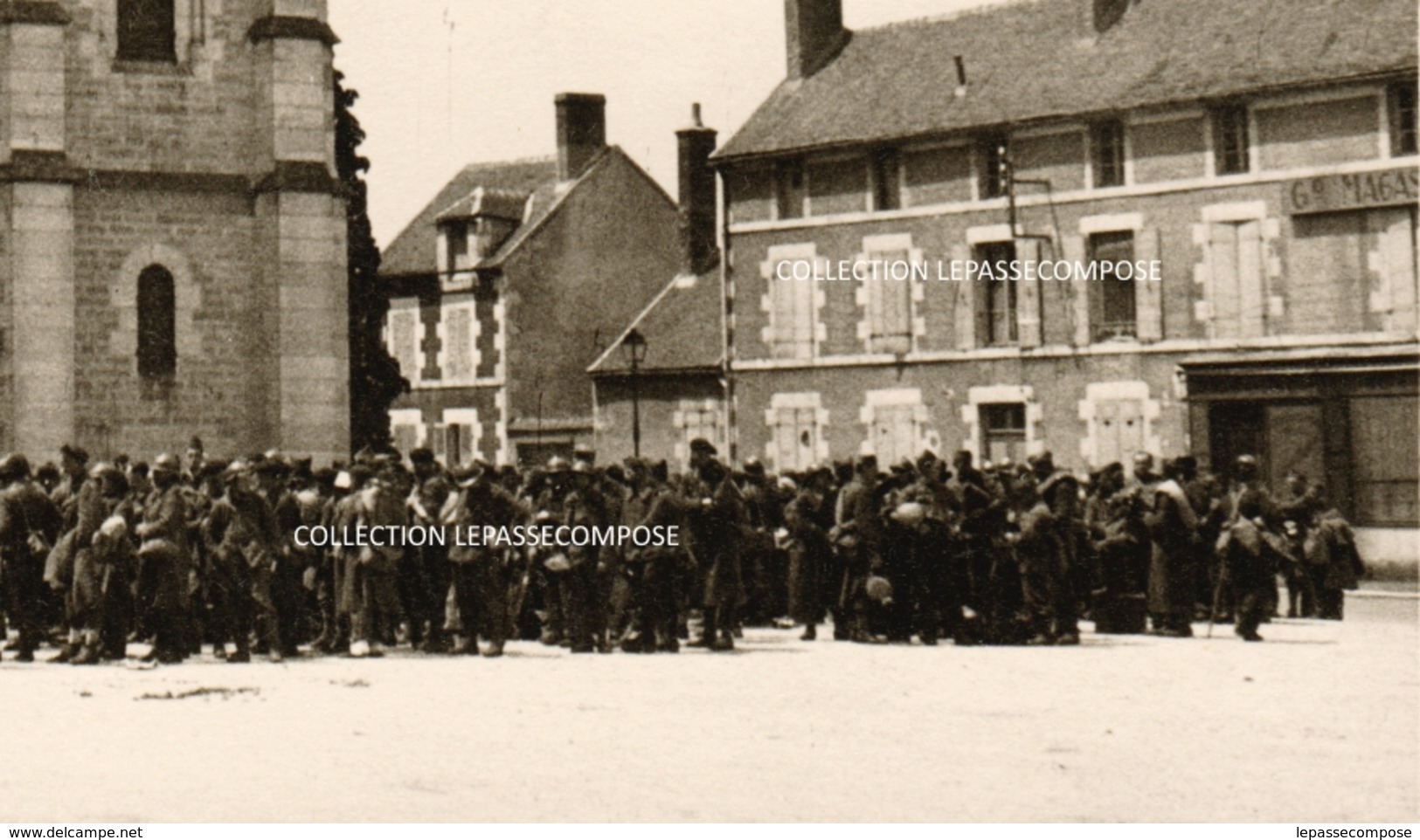 INEDIT BRIARE - JUIN 1940 - RASSEMBLEMENT SUR LE PARVIS DE L' EGLISE DES SOLDATS FRANCAIS PRISONNIERS DES ALLEMANDS - Briare