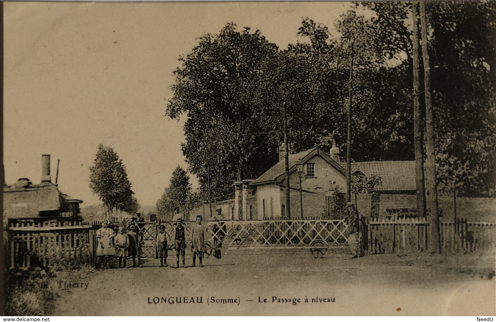 CPA : LONGUEAU (Somme) - Le Passage à Niveau - Longueau