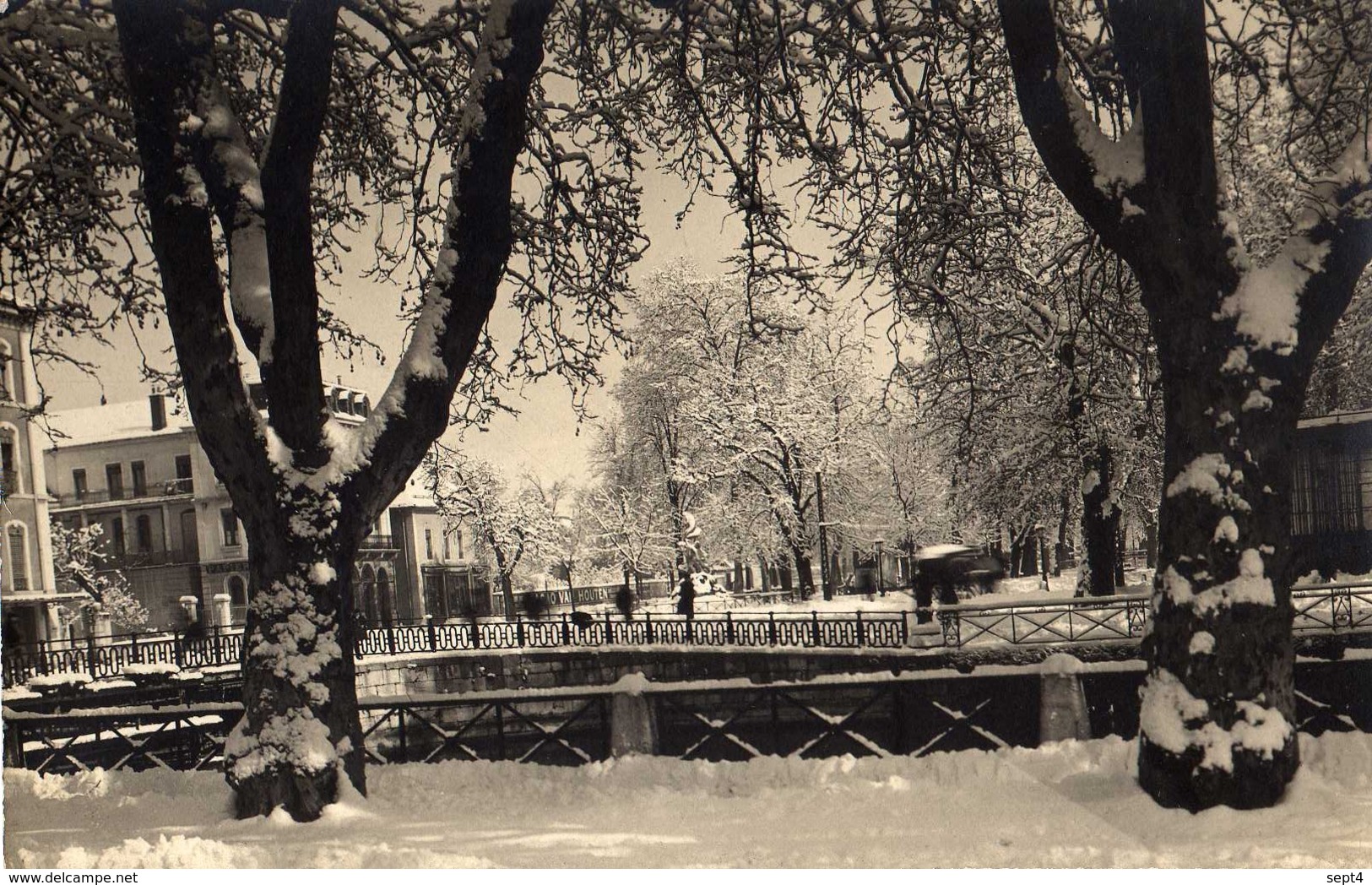 ANNECY   -  Carte Photo  - Hôtel Verdun à Gauche  -  Théâtre à Droite - Annecy