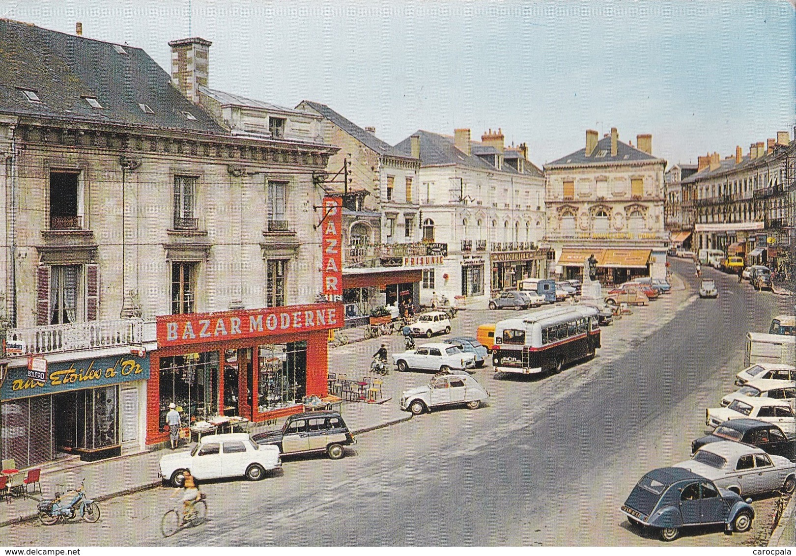 Carte 1968 SABLE SUR SARTHE / LA PLACE RAPHAEL ELYSE (bus , Voiture , 2 Chevaux,bazar Moderne,prisunic) - Sable Sur Sarthe