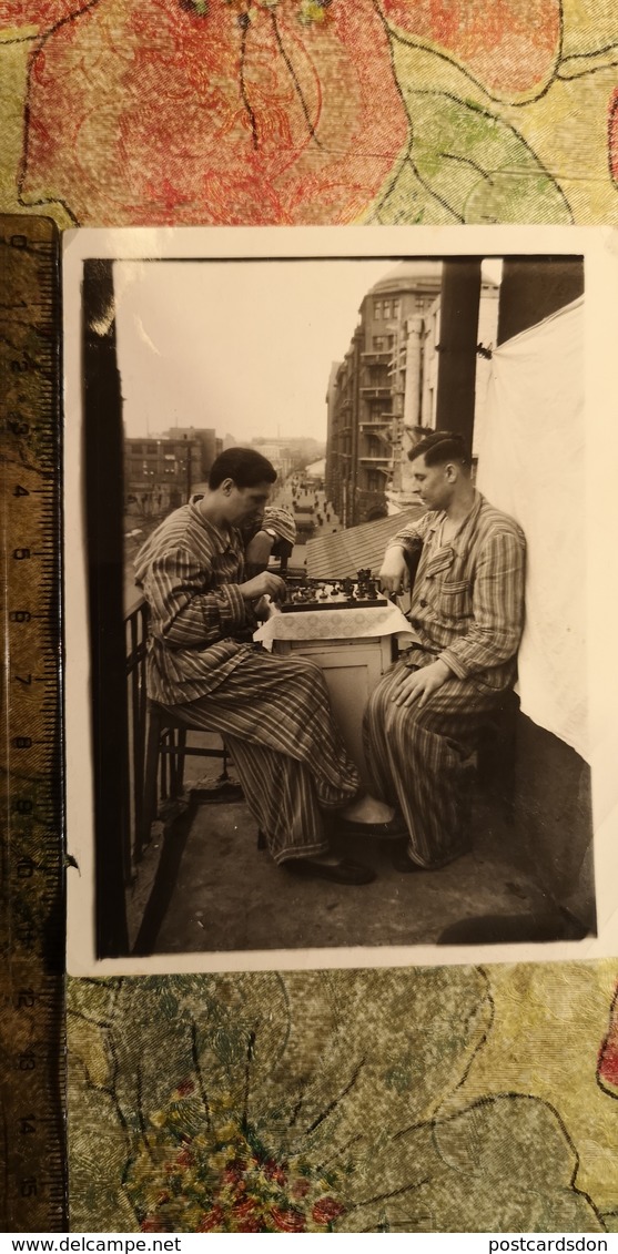 JEU - ECHECS - CHESS - ECHECS  Men Playing In Hospital - Old Soviet Photo 1930s - Echecs