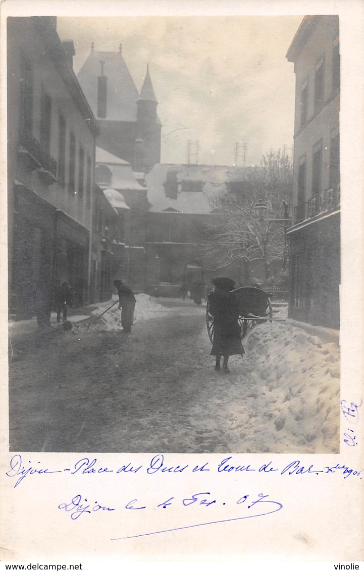 A-19-089 : DIJON. CARTE PHOTO DE LA PLACE  DES DUCS ET TOUR DE BAR SOUS LA NEIGE EN  1907. - Dijon