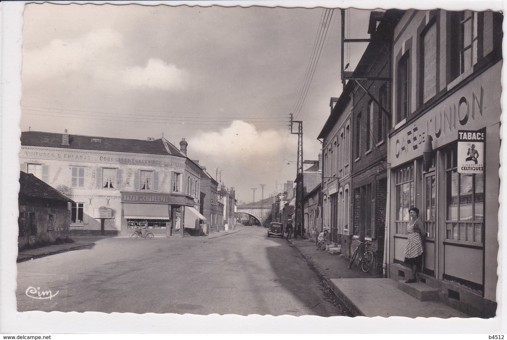 27 CHARLEVAL La Grande Rue ,façade Café De L'Union Avec Serveuse Sur Le Pas De Porte ,vente Tabac ,carotte - Autres & Non Classés