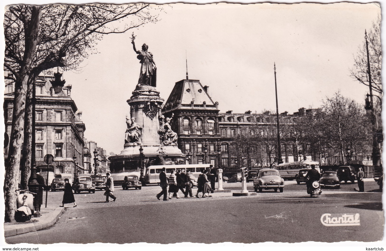 Paris: RENAULT FRÉGATE, 4CV, PANHARD DYNA Z, SCOOTERS, PEUGEOT 403, CITROËN 2CV, AUTOBUS - Place De La République - Voitures De Tourisme