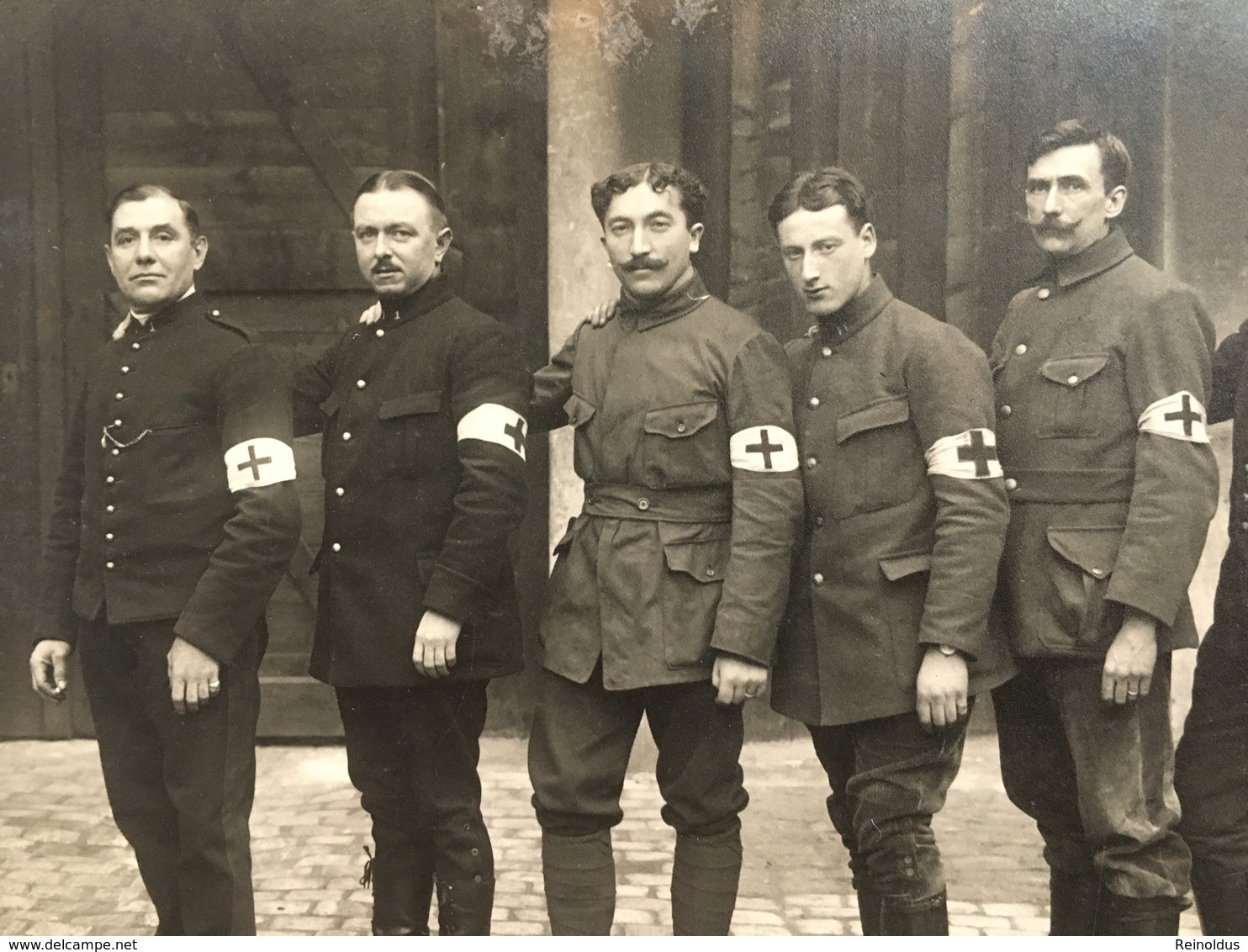 Foto AK Groupe Soldats Belge Et France? Anvers Antwerpen 1918 Militaire Croix Rouge Brassard Photo Halleux Mertens - Guerre 1914-18