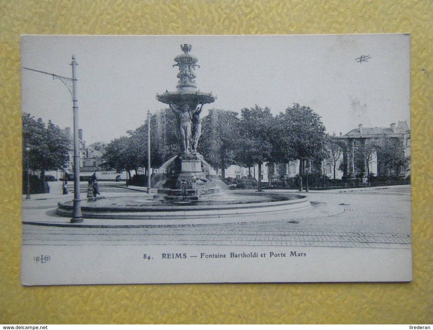 REIMS. La Fontaine Bartholdi Et La Porte De Mars. - Reims