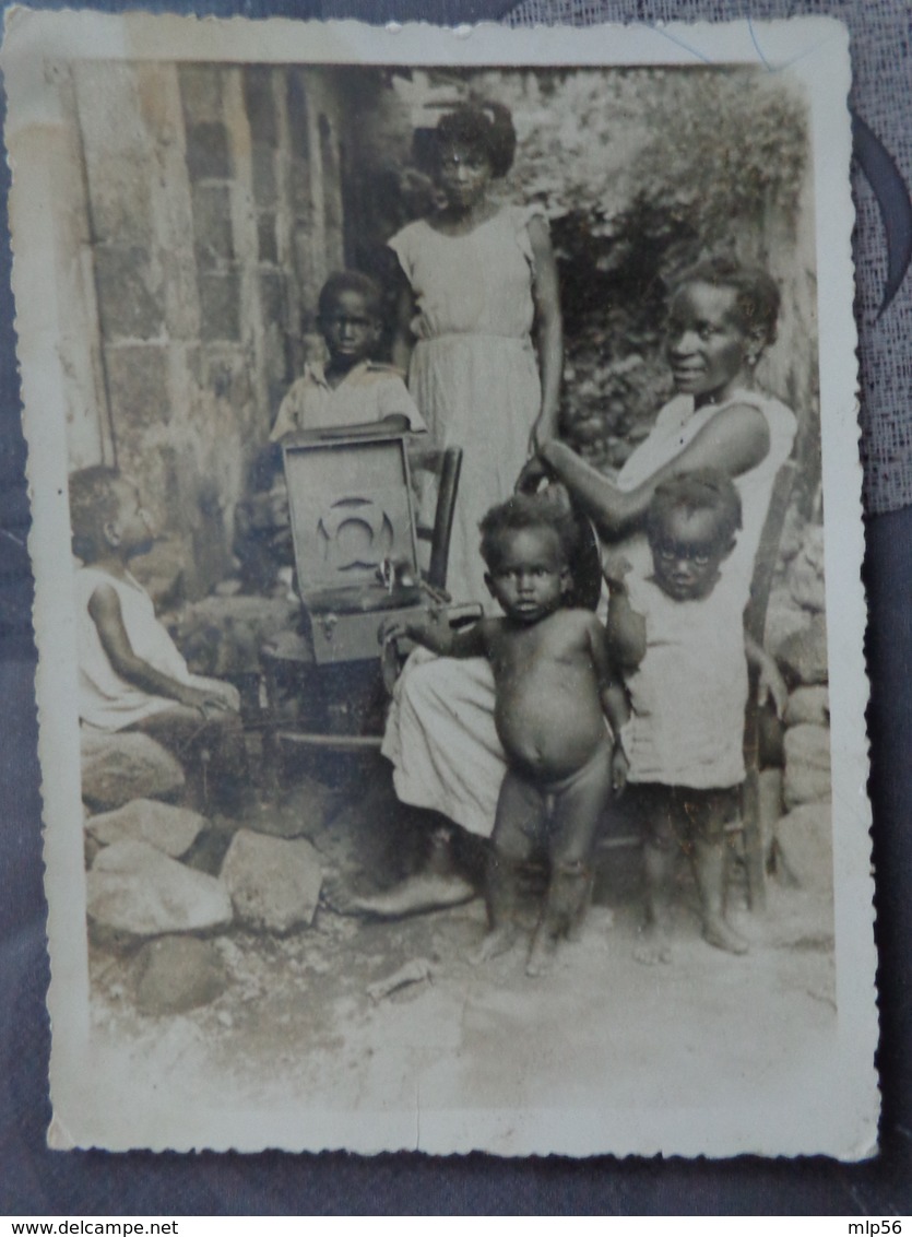 GUYANE CAYENNE PHOTO ORIGINALE  VERS 1925 DES HABITANTS ECOUTENT DE LA MUSIQUE SUR UN TOURNE DISQUE 9.3 X 12.6 CM - Cayenne