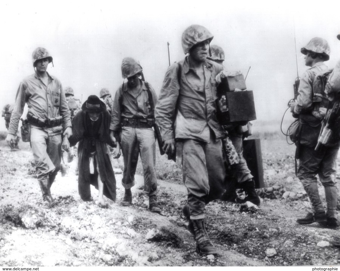 Japon Okinawa Marines Americains Protegeant Un Vieillard Ancienne Photo 1945 - War, Military