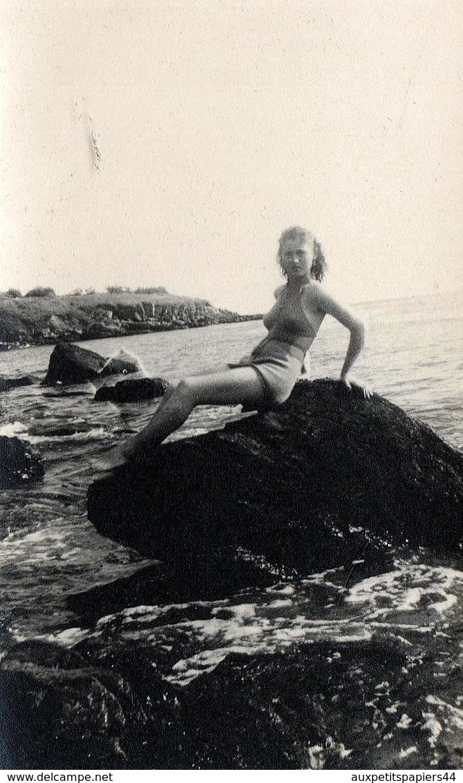 Photo Originale Pin-Up Sexy Posant Sur Un Rocher Façon Petite Sirène Du Côté De Tharon-Plage Vers 1940/50 - Pin-up