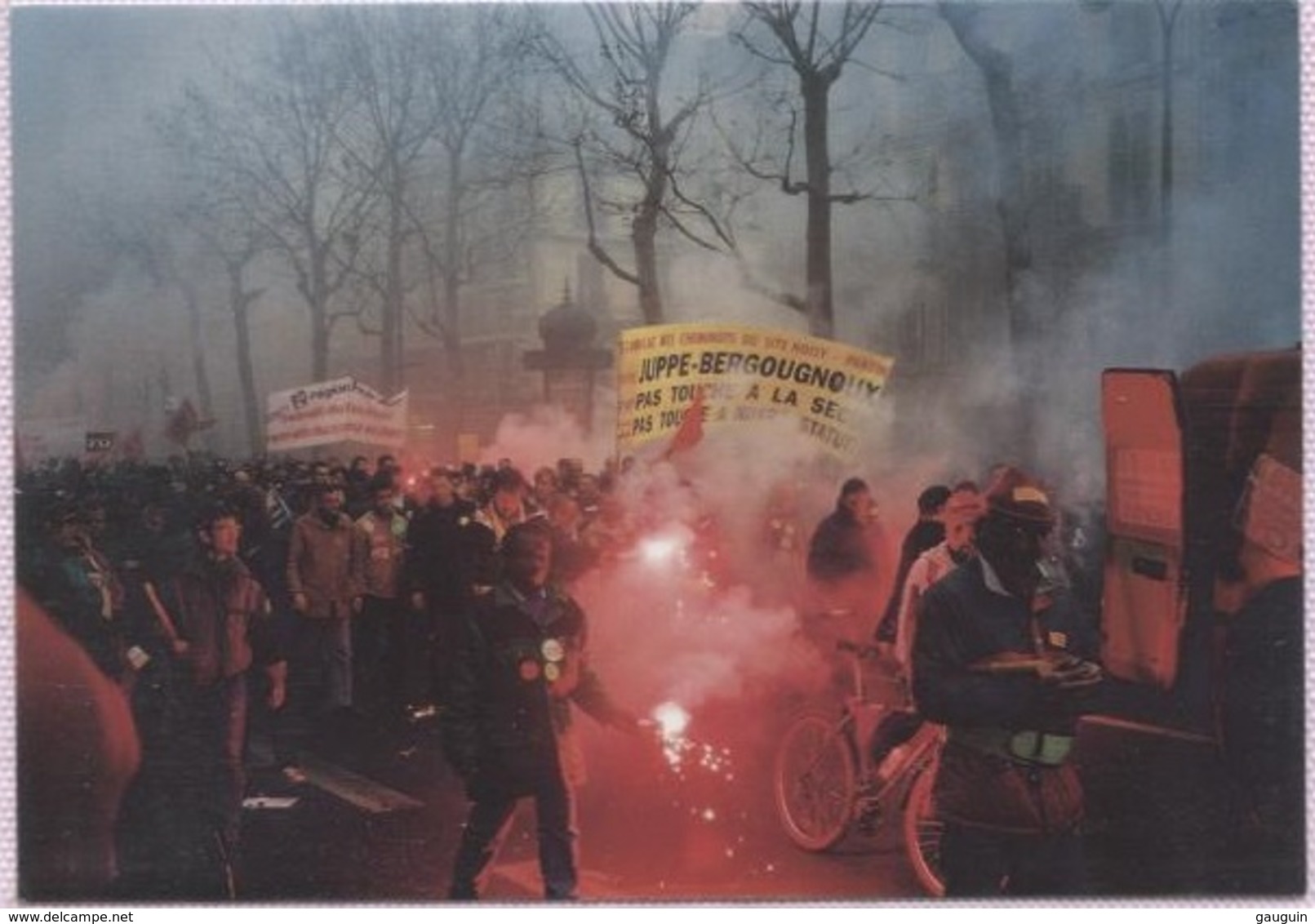 CPM - PARIS - Manifestation Des CHEMINOTS Bd Beaumarchaix 12/12/1995 ...Photo JF Neudin - Edition Club Neudin - Syndicats