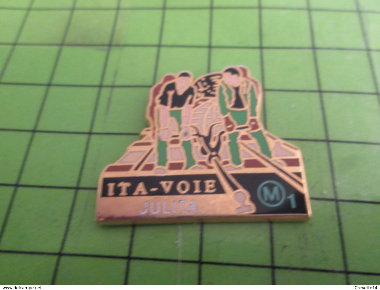 1012c Pin's Pins / Rare & De Belle Qualité : THEME TRANSPORTS / 1993 CONSTRUCTION LIGNE METRO M1 ITA-VOIE JULITA - Animaux