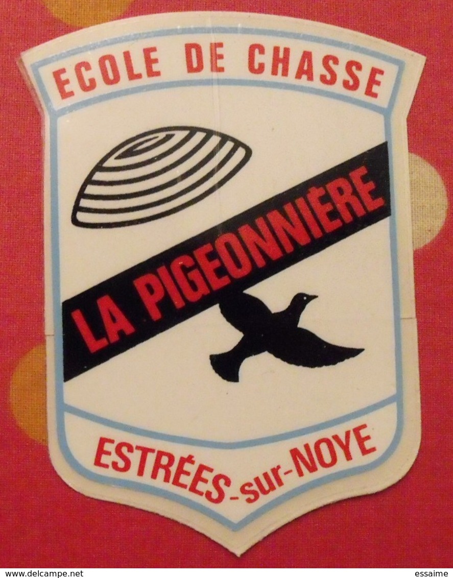 Autocollant école De Chasse La Pigeonnière. Estrées-sur-Noye. Vers 1960-1970. - Autocollants