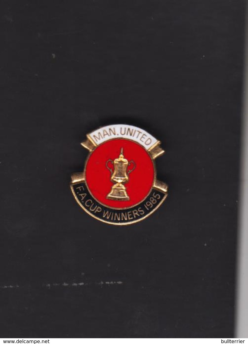 MANCHESTER UNITED - 1985- FA CUP WINNERS  LARGE BADGE - FINE CONDTION - Football