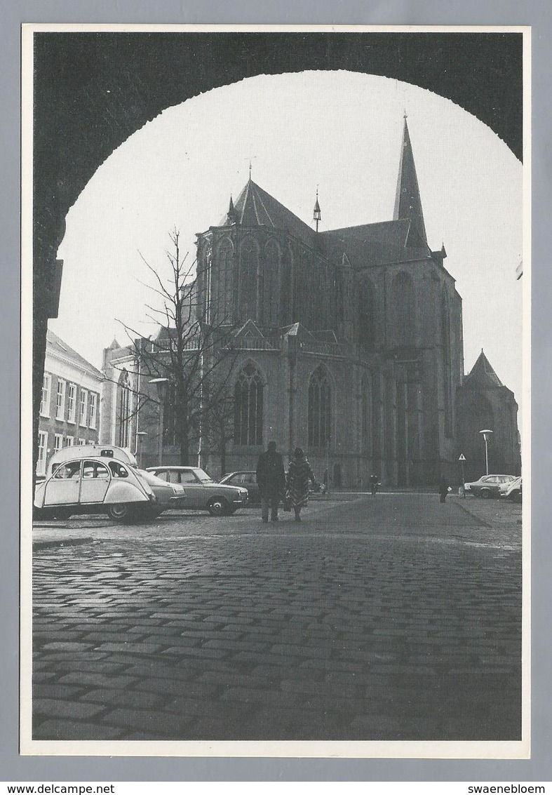 NL.- KAMPEN. BOVEN Of St. NICOLAASKERK. Doorkijk Door Koornmarktspoort. FOTO: TON KRUITHOF. Old Cars. - Kirchen U. Kathedralen