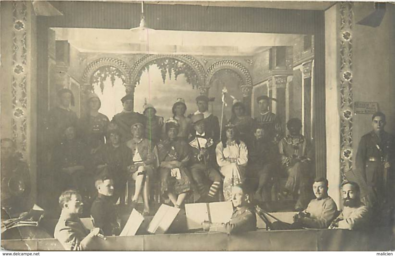 -ref-B480- Militaria -carte Photo Non Situee - Theâtre - Acteurs Travestis - Acteur - Musique - Spectacle - Militaires - Autres & Non Classés