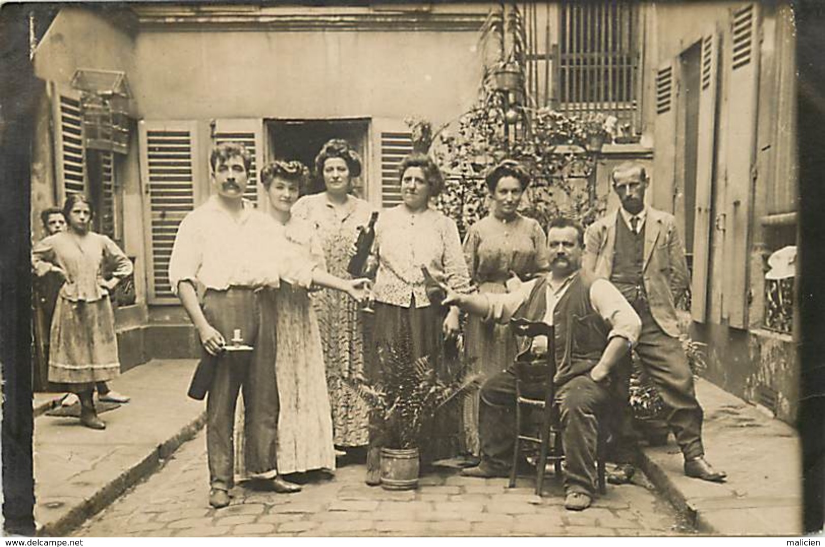 -ref-B466-  Carte Photo Non Située - Groupe Posant Dans Une Cours - Vin - Vins - Alcool - - Autres & Non Classés