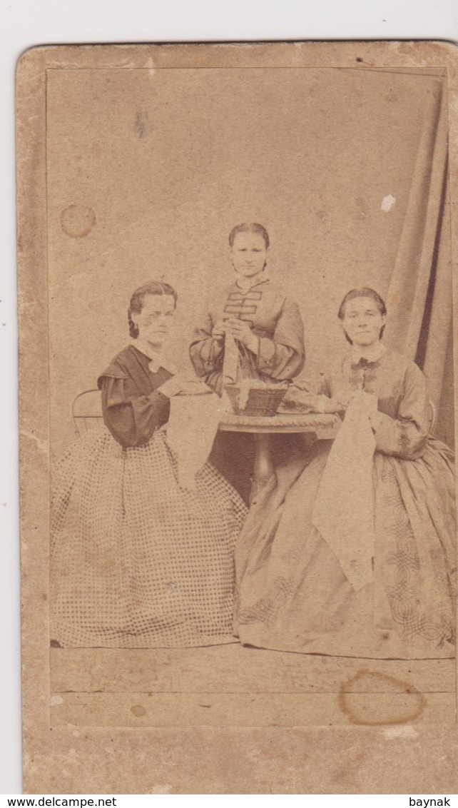 RO24 -   CABINET PHOTO  -  CDV  --  FEMME  -  ROMANIA,  LUGOS  ---  PHOTOGRAPH   FRIDOLIN HESS  --  10 Cm  X  6 Cm - Alte (vor 1900)