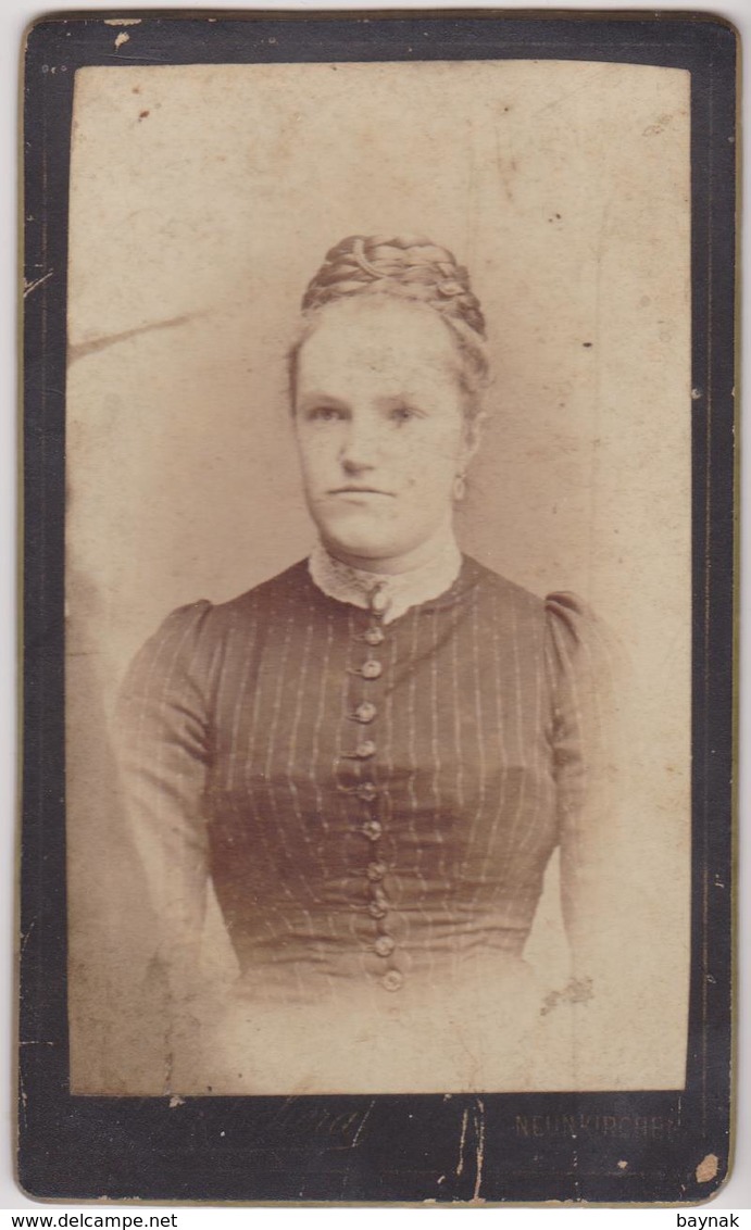 A61 -  CABINET  PHOTO,  CDV  -  AUSTRIA, NEUNKIRCHEN  --   LADY /  FOTOGRAF   ADALBERT KUTSCHERA -  10,5 X 6,5 - Alte (vor 1900)