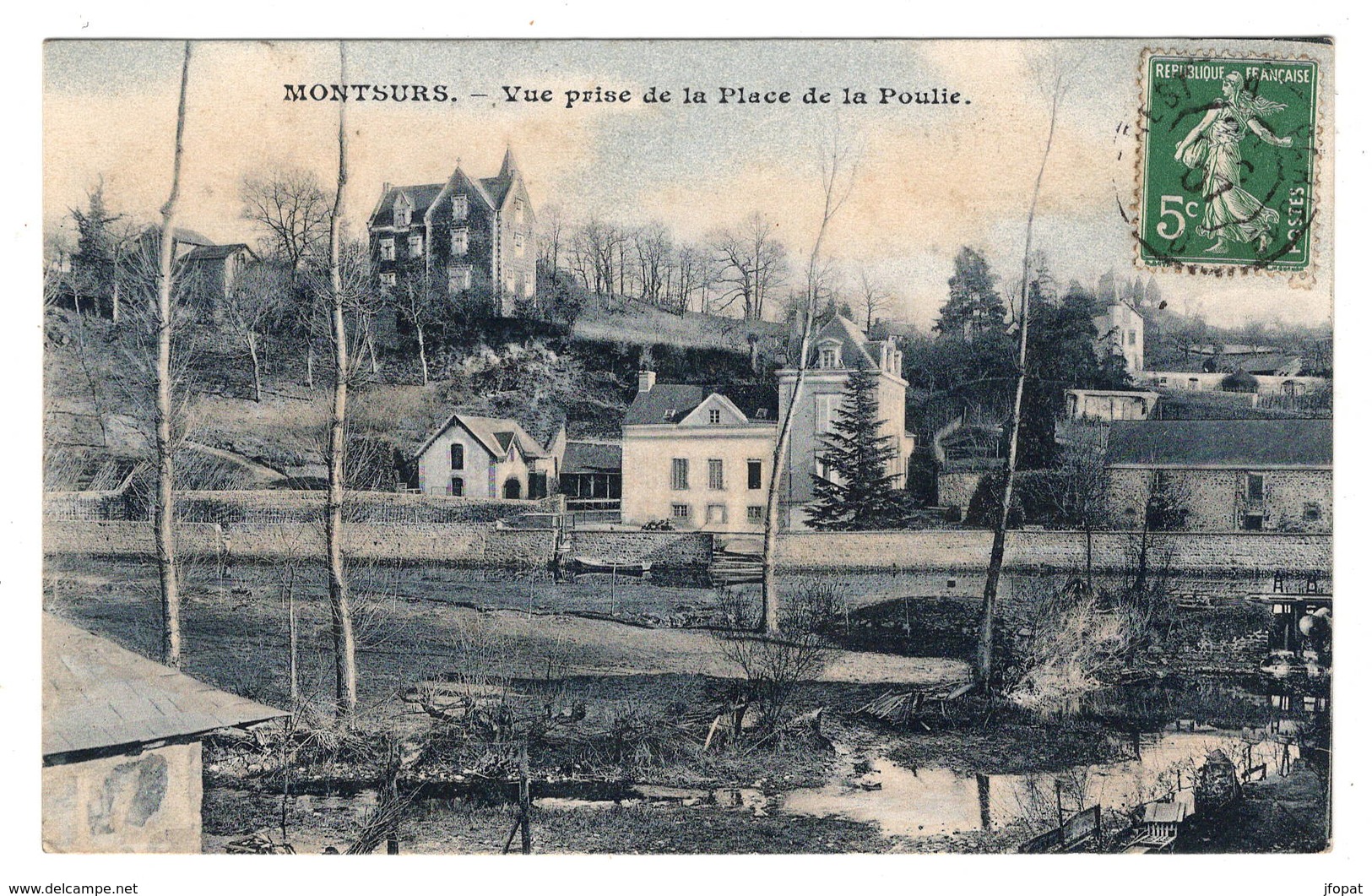 53 MAYENNE - MONTSURS Vue Prise De La Place De La Poulie - Autres & Non Classés