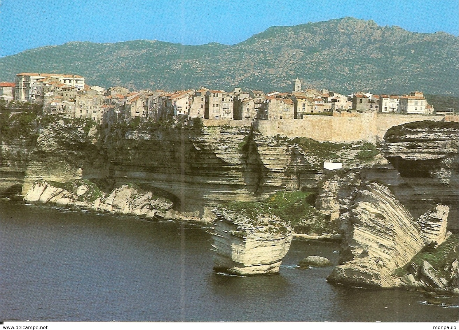 20. (2A). CPM. Corse Du Sud. Bonifacio. La Haute Ville Perchée Sur Les Falaises. Le Grain De Sable - Autres & Non Classés