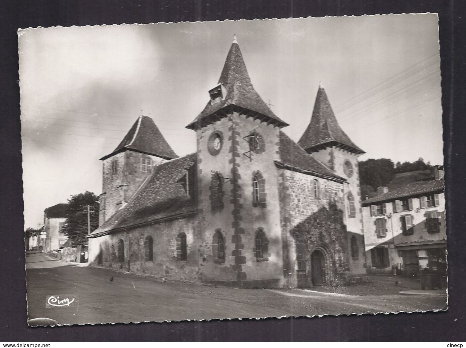 CPSM 15 - JUSSAC - L'Eglise - TB PLAN EDIFICE RELGIEUX CENTRE VILLAGE - Jussac